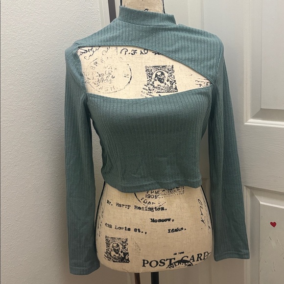 NWOT-Cutout Front Rib-knit Crop size L- 8/10 - Picture 3 of 8